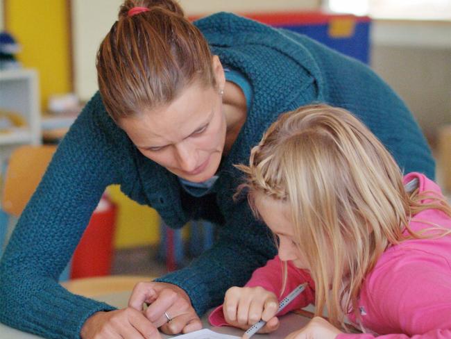 Lehrerin hilft Schülerin