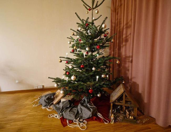 Der Weihnachtsbaum mit den Endress+Hauser Geschenken